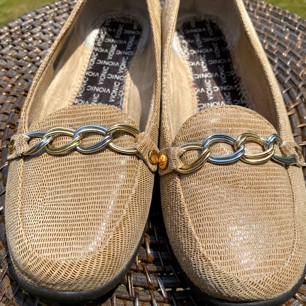 Vionic Alda, NWOT, Gold metallic loafer slip on.